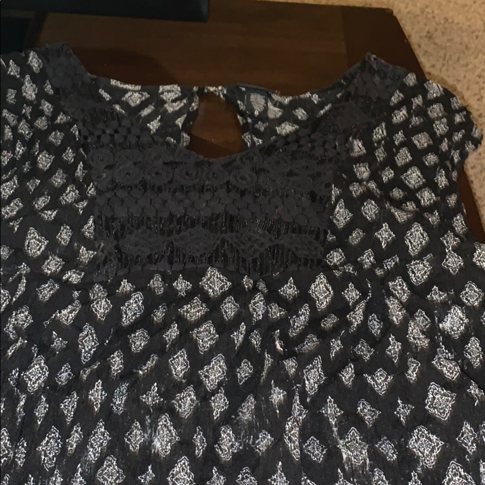 Black top  with diamond design- Torrid